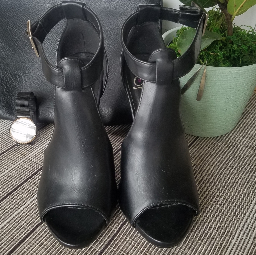 NWOT- Delicious Black Peeptoe Heels